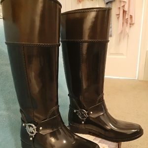 MK Black w/ dk. brown on the top, soft fabric inside. Thick &  warm. Size 7